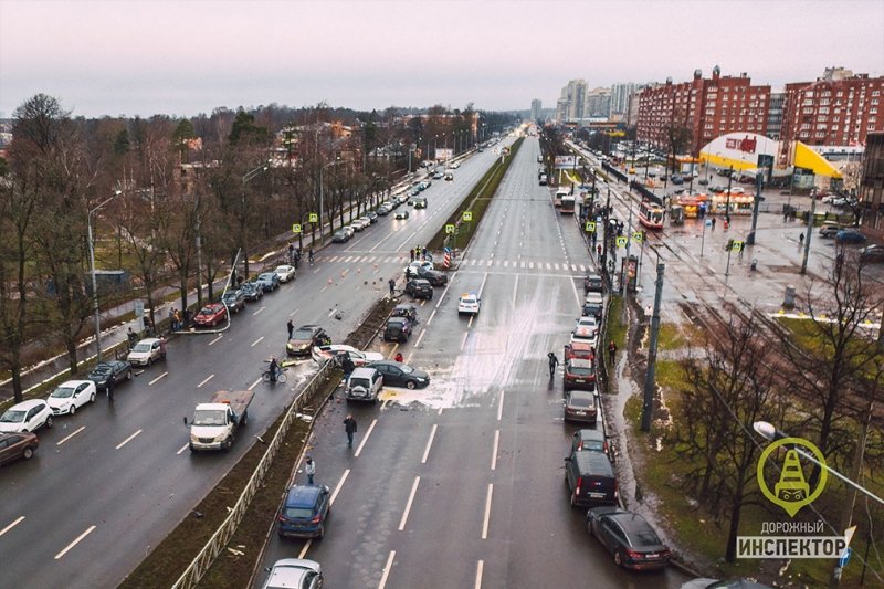 
                                    12 машин и тестовый Audi: в Санкт-Петербурге произошло массовое ДТП
                            