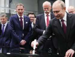 Путин расписался на одном из первых Mercedes российской сборки