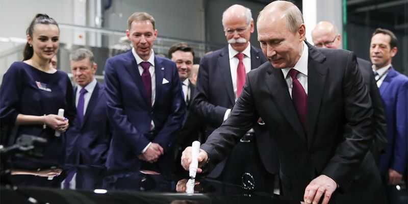 
                                    Путин расписался на одном из первых Mercedes российской сборки
                            