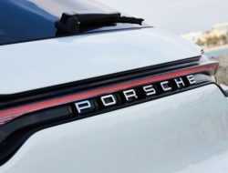 В России опять подорожали Porsche Macan и Panamera