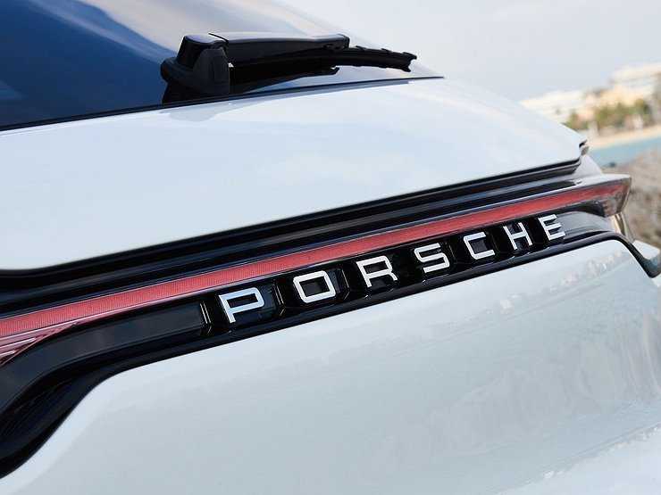 В России опять подорожали Porsche Macan и Panamera