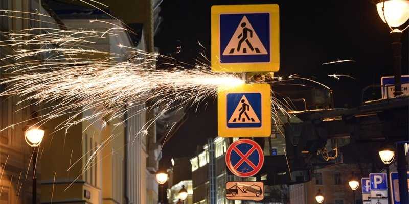 
                                    Уменьшенные дорожные знаки разрешили установить по всей России
                            