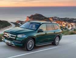 Новый Mercedes GLS: прыгает перед ямами и понимает жесты