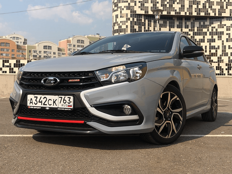 В семье не без спорткара: видео тест-драйв LADA Vesta Sport