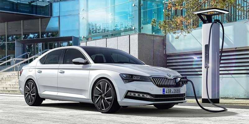 
                                    Skoda представила обновленный Superb
                            