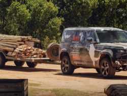 Видео: новый Land Rover Defender испытали в львином заповеднике