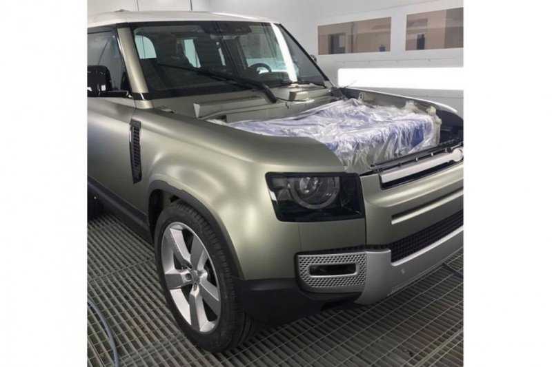 
                                    Новый Land Rover Defender сфотографировали без камуфляжа
                            