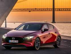 Названы российские цены на новую Mazda3