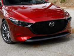 В России начинаются продажи новой Mazda3