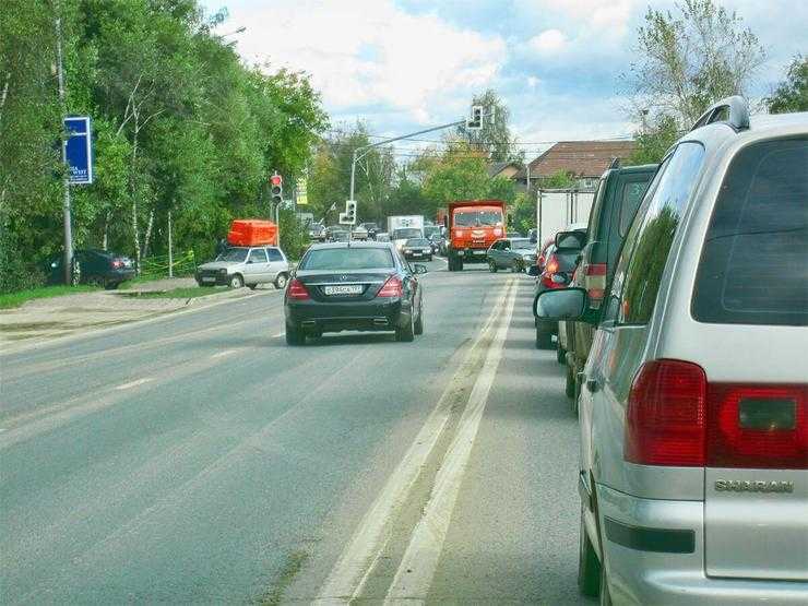 Почему водителю критически важно смотреть на обочину дороги