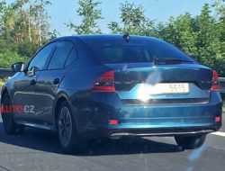 Новую Skoda Octavia тестируют без камуфляжа