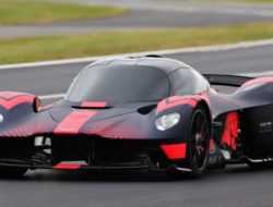 Aston Martin показал новый гиперкар Valkyrie на гоночном треке