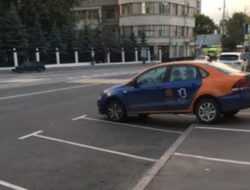 В Москве появилась парковка с заездом на высокий тротуар