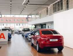 АвтоВАЗ поднял цены на самые популярные модели Lada