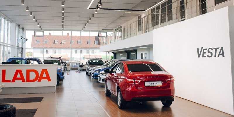 
                                    АвтоВАЗ поднял цены на самые популярные модели Lada
                            