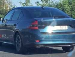 Новую Skoda Octavia заметили без камуфляжа
