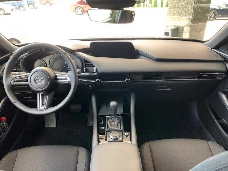 Первый тест-драйв новой Mazda3: премиальный фонд