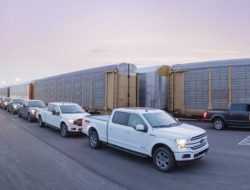 Видео: электрический Ford F-150 буксирует 450-тонный поезд