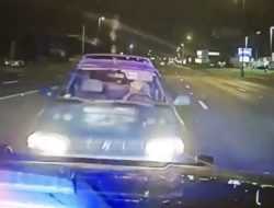 Видео: пьяный водитель выехал на встречку и врезался в полицейских