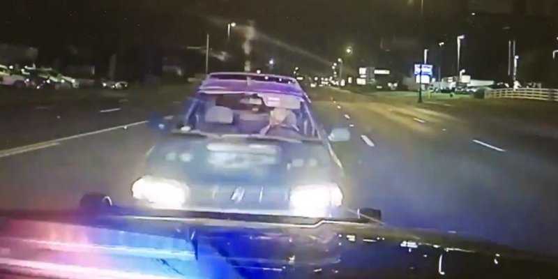 
                                    Видео: пьяный водитель выехал на встречку и врезался в полицейских
                            