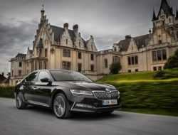 Названа дата старта продаж в России обновленного Skoda Superb