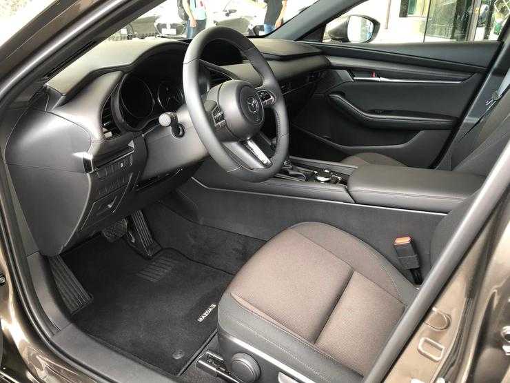 Первый тест-драйв новой Mazda3: премиальный фонд