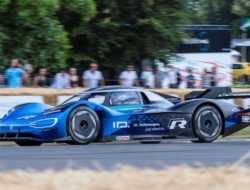 Volkswagen ID. R поднялся на холм в Гудвуде быстрее болида Формулы-1