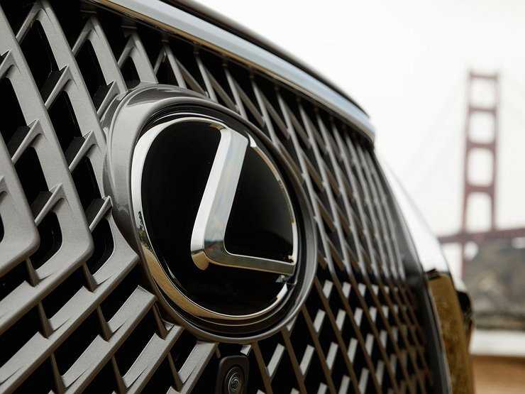 Автомобили Lexus подешевели на 500 000 рублей