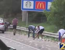 Видео: на автотрассу в США высыпалось почти 200 тысяч долларов