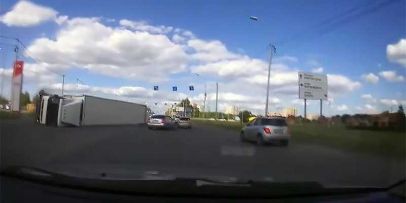 
                                    Видео: водитель уходит от столкновения с перевернувшейся фурой в Омске
                            