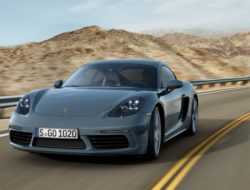 Porsche объявила об отзыве спорткаров в России