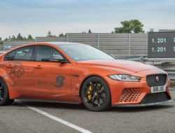 Видео: 600-сильный Jaguar XE ставит новый рекорд Нюрбургринга