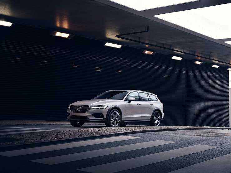 Первые Volvo V60 Cross Country добрались до российских дилеров