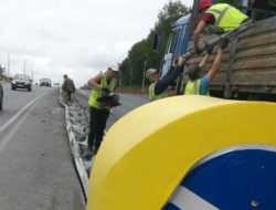 Фура врезалась в отбойник из-за нестертой старой разметки во Владимире