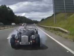 Видео: спорткар Morgan врезался в кроссовер Audi на большой скорости