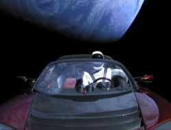 Космический Tesla Roadster совершил первый оборот вокруг Солнца
