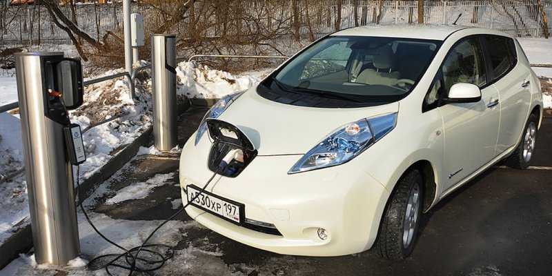 
                                    Продажи подержанных электрокаров в России выросли в два раза
                            