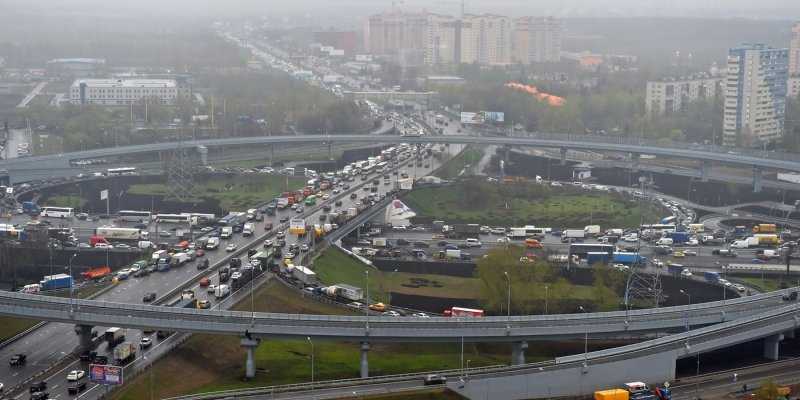 
                                    Названы самые загруженные трассы на въездах в Москву
                            