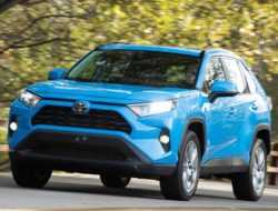 Как новую Toyota RAV4 подвели фары при испытаниях на безопасность