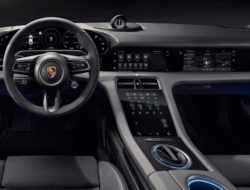 Porsche полностью рассекретила интерьер первого электрокара