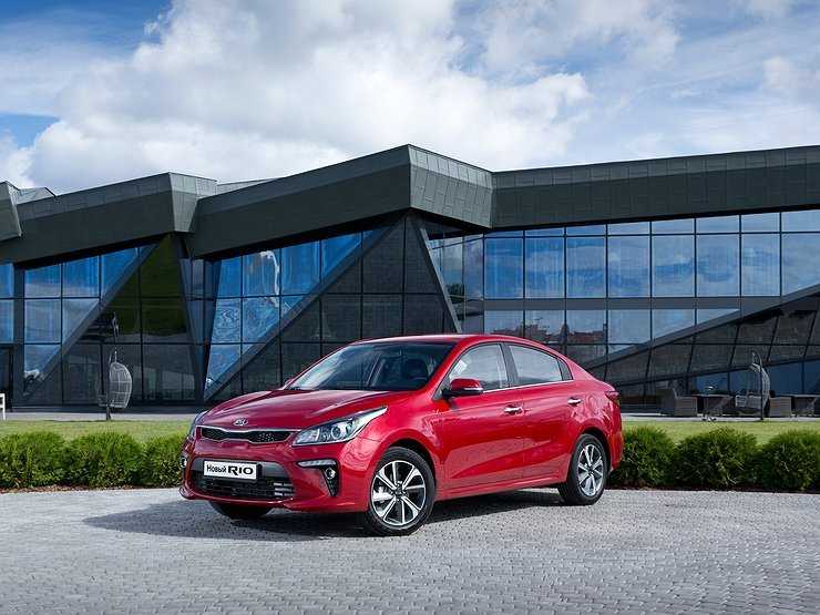 Пять премиальных седанов с пробегом по цене нового KIA Rio