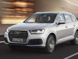 Видео: водитель Audi Q7 протаранил автомобили Bentley, McLaren и Porsche