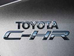 Когда в России ждать обновленный кроссовер Toyota C-HR