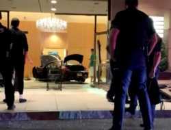 Mercedes-Benz въехал в вестибюль башни Trump Plaza