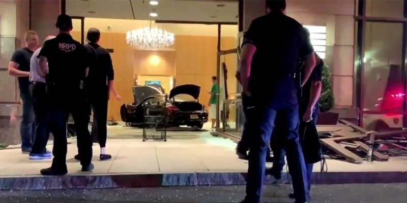 Mercedes-Benz въехал в вестибюль башни Trump Plaza