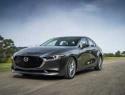 Названы рублевые цены на новый седан Mazda3