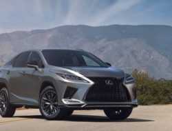 Lexus назвал рублевую стоимость обновленного кроссовера RX