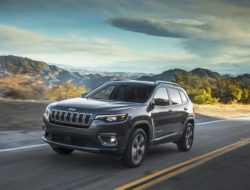 В России отзывают Jeep Cherokee из-за проблем с коробкой передач