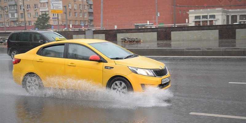 Агрегаторов такси заставили сообщать властям личные данные водителей