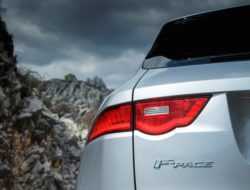 Обновленный Jaguar F-Pace засняли во время дорожных тестов